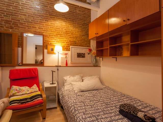 Bonita habitación en un apartamento de 5 dormitorios en Barri Gòtic, Barcelona