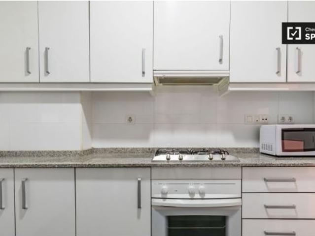 Bonita habitación en alquiler en un luminoso apartamento de 3 dormitorios, L' Eixample