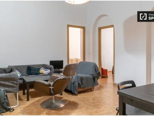 Bonita habitación en alquiler en apartamento de 4 dormitorios en Centro