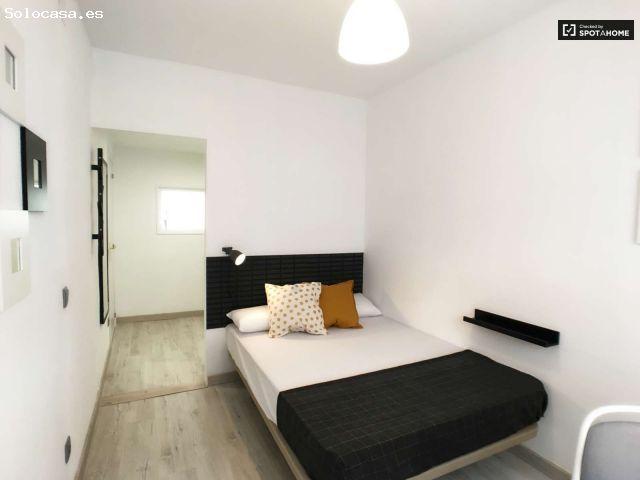 Bonita habitación en alquiler en apartamento de 5 dormitorios en Puente de Vallecas
