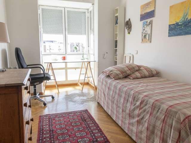 Bonita habitación en alquiler en piso de 3 dormitorios en Fuencarral, Madrid