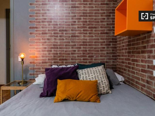 Bonita habitación en piso compartido por Eixample, Barcelona