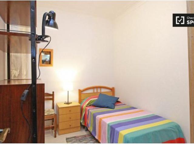 Bonita habitación en piso de 3 habitaciones con escritorio, Eixample