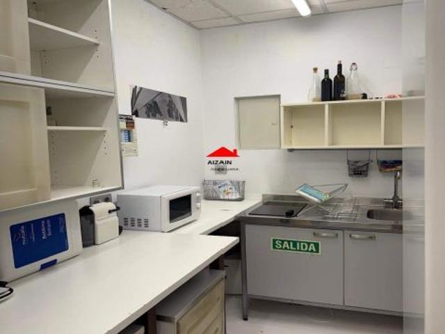 Bonita oficina equipada para empezar a trabajar ya mismo