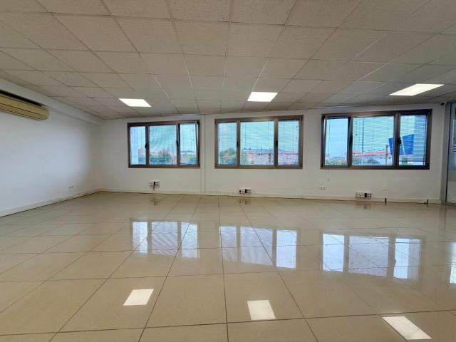 Bonita oficina lista para funcionar en centro empresarial
