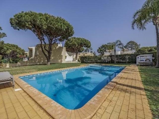 Bonita moradia T4 no campo de golfe do Pinhal num lindo condomínio chamado Moura Villa 1