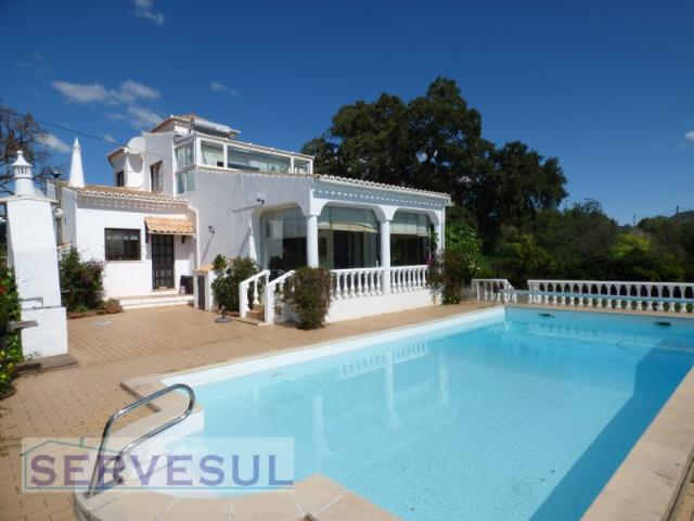Bonita moradia de campo com 4 quartos e piscina, inserida num amplo terreno de 1.480 m², oferecendo vistas desafogadas sobre as montanhas, apenas a 15 min. Silves e a 10 min. de São Bartolomeu de Messines