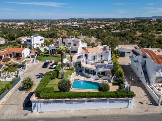 ALBUFEIRA MORADIA QUATRO QUARTOS JARDIM PISCINA GARAGEM