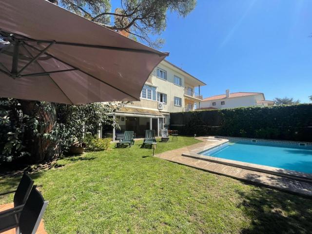 Imagine viver a 10min da praia da Azarujinha, Estoril, numa moradia com piscina, jardins e vista mar