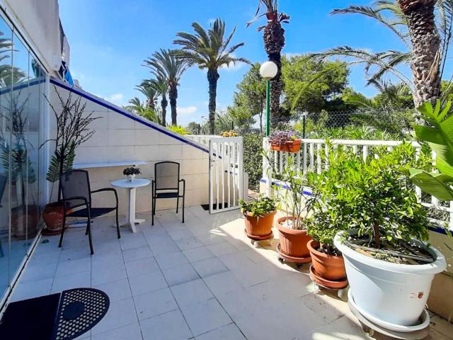 Bonita planta baja ajardinada, de 1 dormitorio, con plaza de garaje