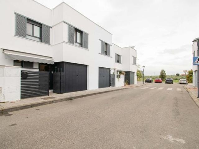 Bonita vivienda adosada en Villanueva del Ariscal con patio y garaje!