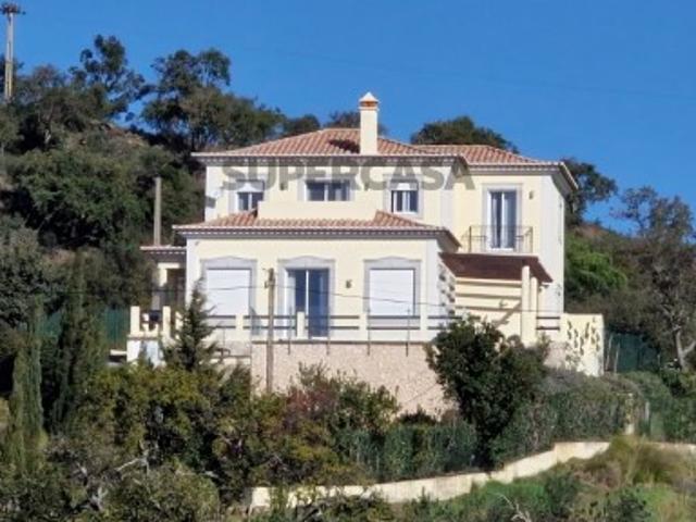 BONITA VILA DE 3 QUARTOS MAIS PISCINA COM VISTA MAGNÍFICA PARA AS MONTANHAS E PARA O MAR NUM TERRENO DE 1.250,00 M²