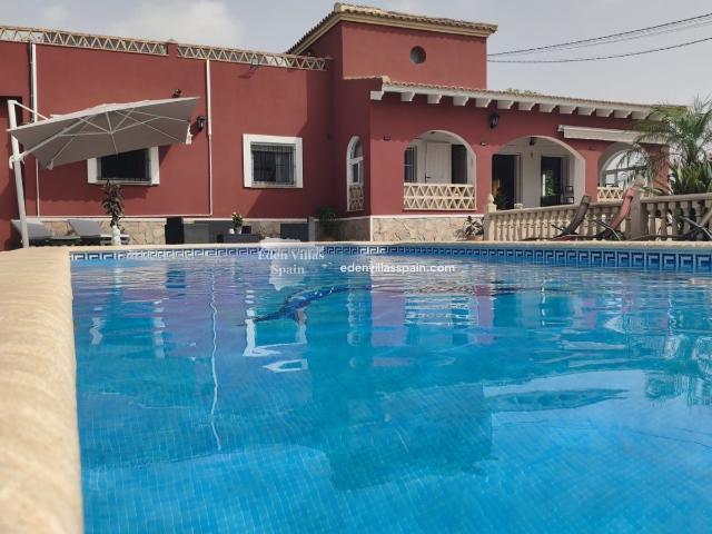 Bonita Villa De 3 Habitaciones Y 2 Baños Con Piscina Privada. 150m² Alicante