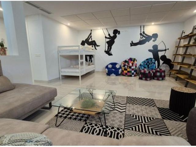 BONITA VILLA EN TORREVIEJA: 4 HAB, 3 BAÑOS