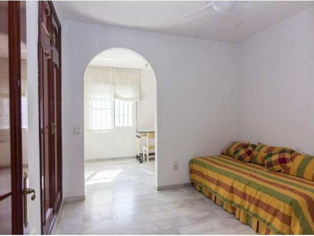 Bonita y amplia vivienda adosada en una de las zonas más demandadas de la ciudad, junto a la Avda. d