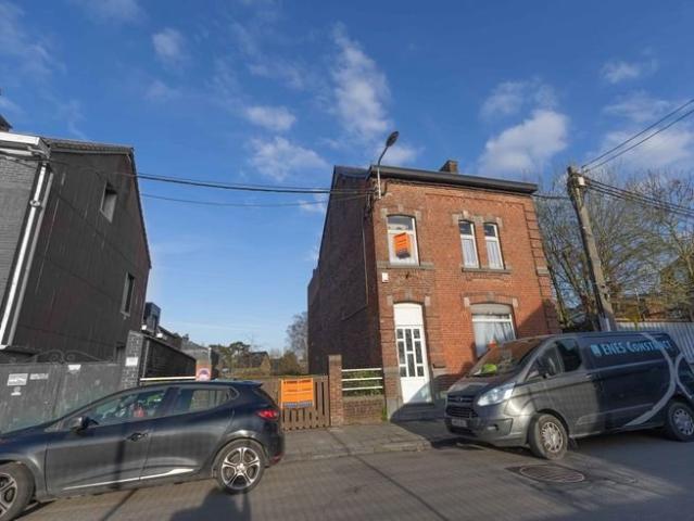 Bonne maison 4 façades à rénover avec garage