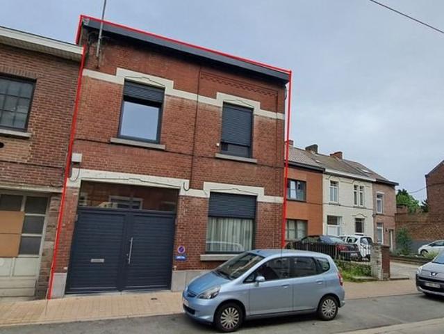 Bonne Maison avec jardin et 3 garages