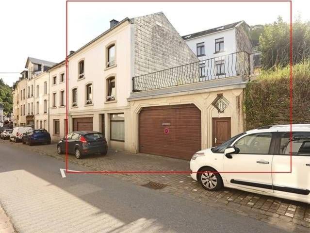 Bonne maison de ville et ses garages