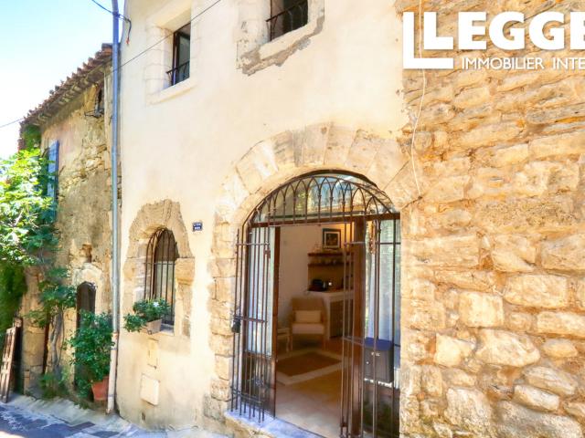BONNIEUX, PROVENCE – Charmante pépite au cœur du village, rénovée, idéale investissement locatif