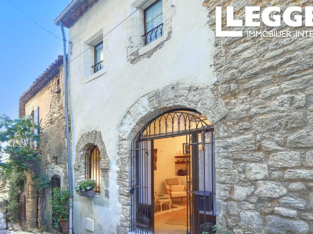 BONNIEUX, PROVENCE – Charmante pépite au cœur du village, rénovée, idéale investissement locatif