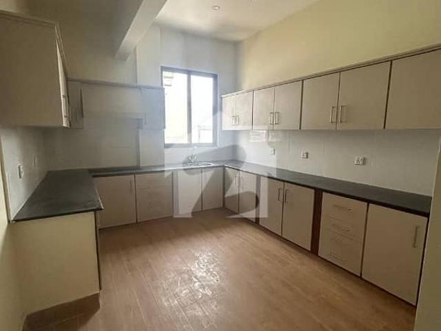 Book Upper Portion Today In Clifton Block 4