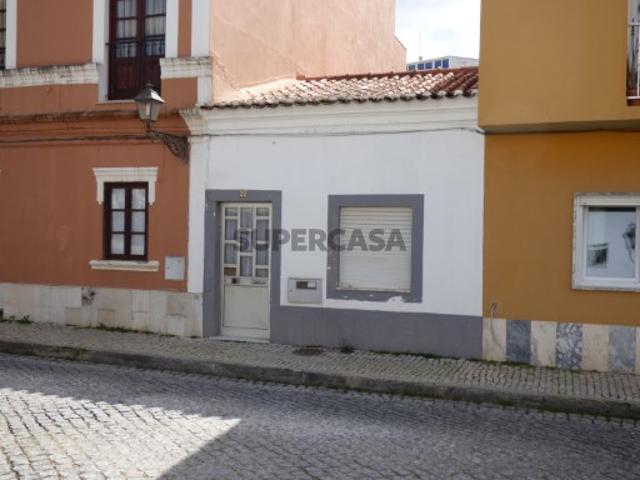 Boa oportunidade de Investimento! Casa térrea para renovar, com área total de 59,70 m2, localizada no centro de Silves, perto de todos os serviços, escolas, lojas e restaurantes