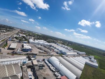 Bodega dentro de parque industrial con seguridad y acceso controlado