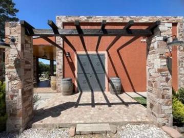 Bodega entre viñedos con cabañas y Vivienda