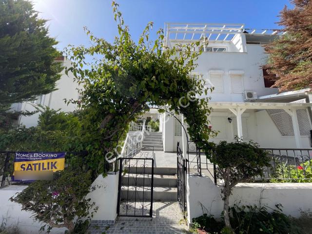 Bodrum Akyarlar’da Özel Plajlı Prestijli Sitede Tam Donanımlı 3+1 Villa