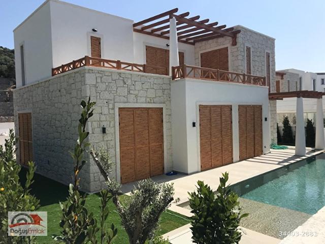 BODRUM GÜMÜŞLÜK MÜSTAKİL HAVUZLU VE 350M2 BAHÇELİ 4+1 VİLLA