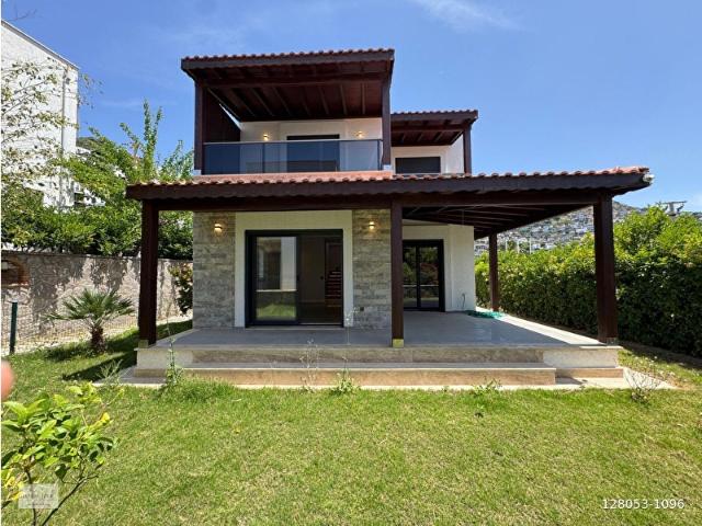 Bodrum Gümüşlük`te Denize Yürüme Mesafesin`de 3+1 Müstakil Villa