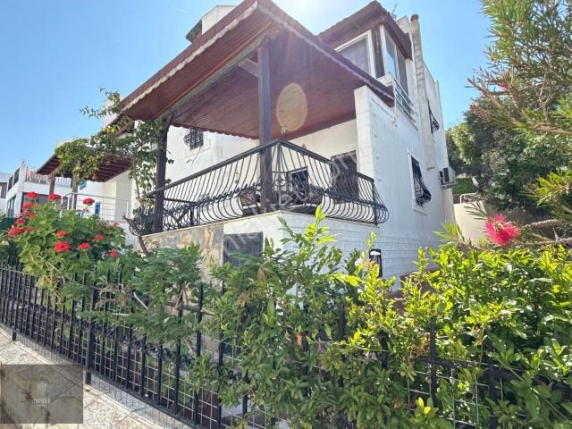 Bodrum Gündoğan Tankay Sitesi'nde Satılık Villa denize Sıfır