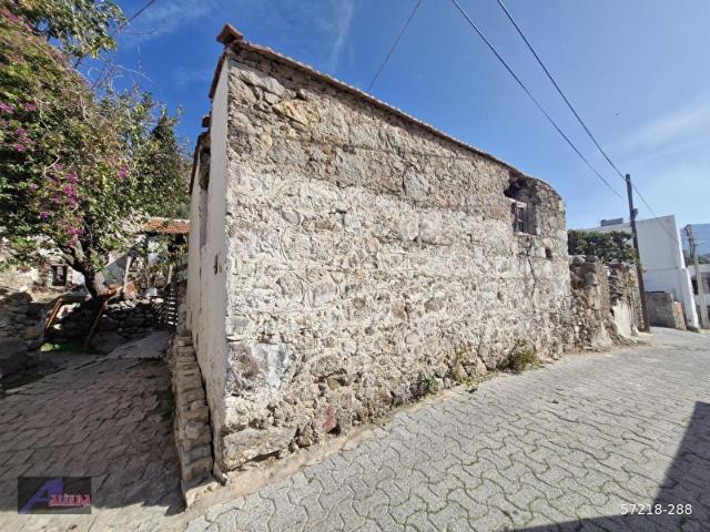 BODRUM GÜNDOĞAN'DA İMARLI ARSA İÇİNDE 2 ADET KARGİR EV