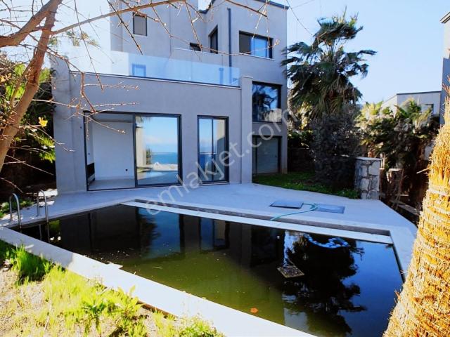 Bodrum Gündoğan'da Plajlı Sitede Deniz Manzaralı Havuzlu Villa