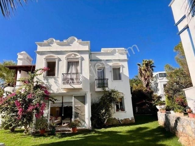 Bodrum Konacık’ta Havuzlu Site İçerisinde Özel Otoparklı 3+1 Müstakil Villa