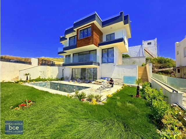 BODRUM MAYA KOYU DENİZE SIFIR PLAJLI 550 M2 ARSASI İÇİNDE ÖZEL DİZAYN HAVUZLU YENİ SIFIR DELÜX VİLLA