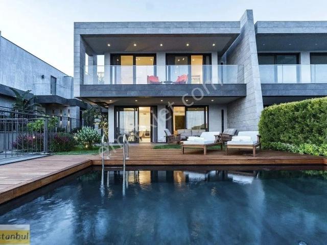 Bodrum Merkezde Kale Ve Deniz Manzaralı Satılık Villa