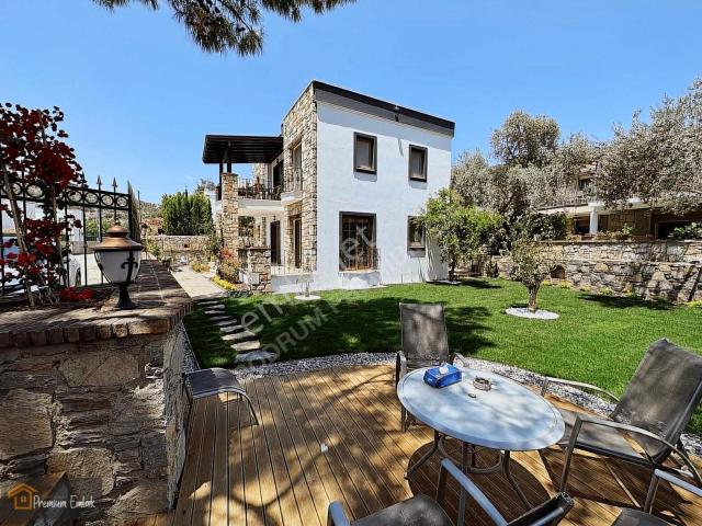 Bodrum Merkezde Kale Deniz Manzaralı 500 Mt2 Müstakil Köşe Villa