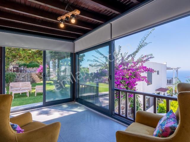 Bodrum Yalıkavak Deniz Manzaralı Plajlı Sitede Satılık Villa