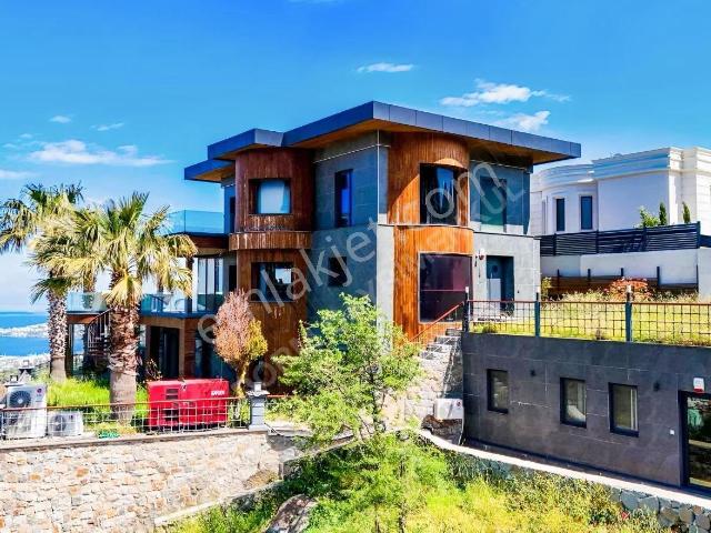 Bodrum Yalıkavak'ta Deniz Ve Marina Manzaralı Satılık Villa