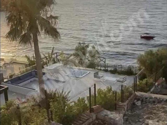 BODRUM YALIKAVAK'TA MUHTEŞEM KONUMDA DENİZE SIFIR 5+1 VİLLA