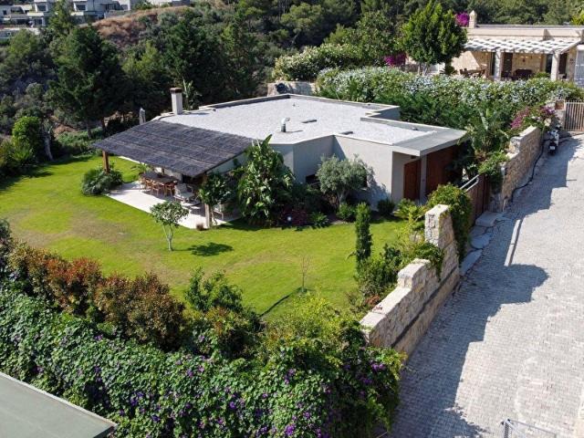 Bodrum'da Güvenlikli Sitede Manzaralı Geniş Bahçeli Tek Katlı Ev