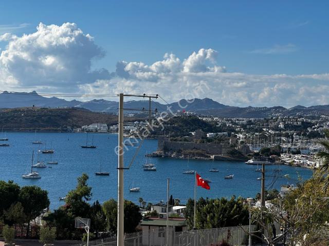 Bodrum'da Merkezi Konumda Kale deniz Manzaralı Dubleks Villa