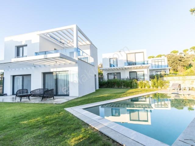 Bodrum'da Plaja 250mt Eşyalı,özel Havuzlu Satılık Müstakil Villa