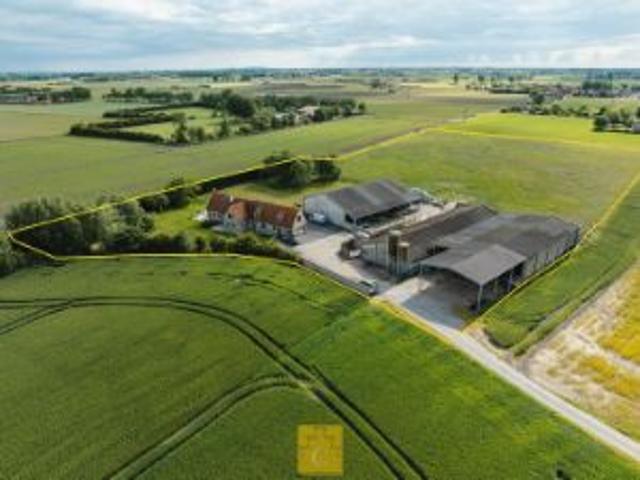 Boerderij te midden van de velden +/ 28.826 m2 in het.