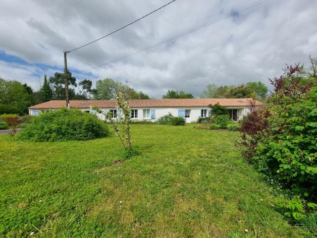 Bois de Céné Longère en pierre de 197m2 + dépendances avec 8