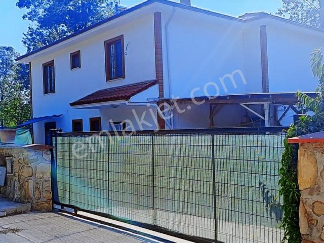 Bölgede Enucuz 834 M2 Arsada İskanlı 5+1 200 M2 Willa Hemen Tşn
