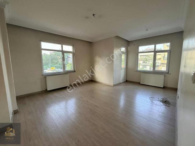 Bölge'den Çamçeşmede Ara Kat Merkezi Konumda Temiz Kiralık 3+1