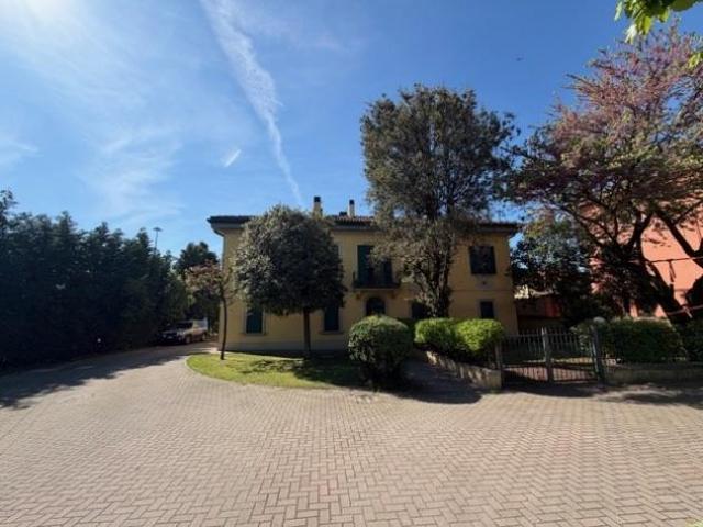 Bologna, via Ferrarese Vendesi ufficio