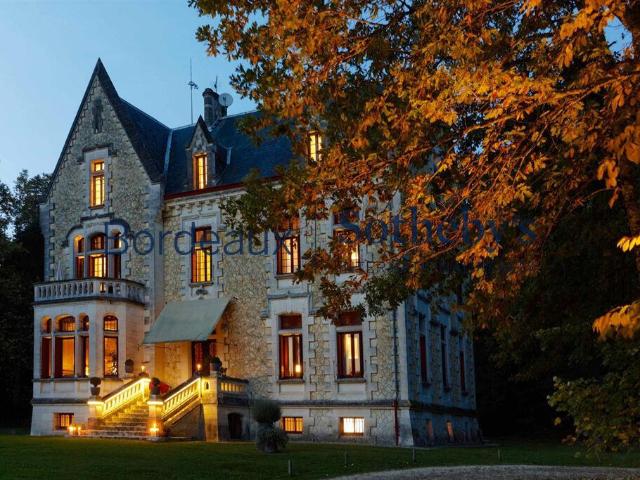 BORDEAUX 55MN EXCEPTIONNEL CHÂTEAU VICTORIEN STYLE TUDOR DU XIXème 7 HA